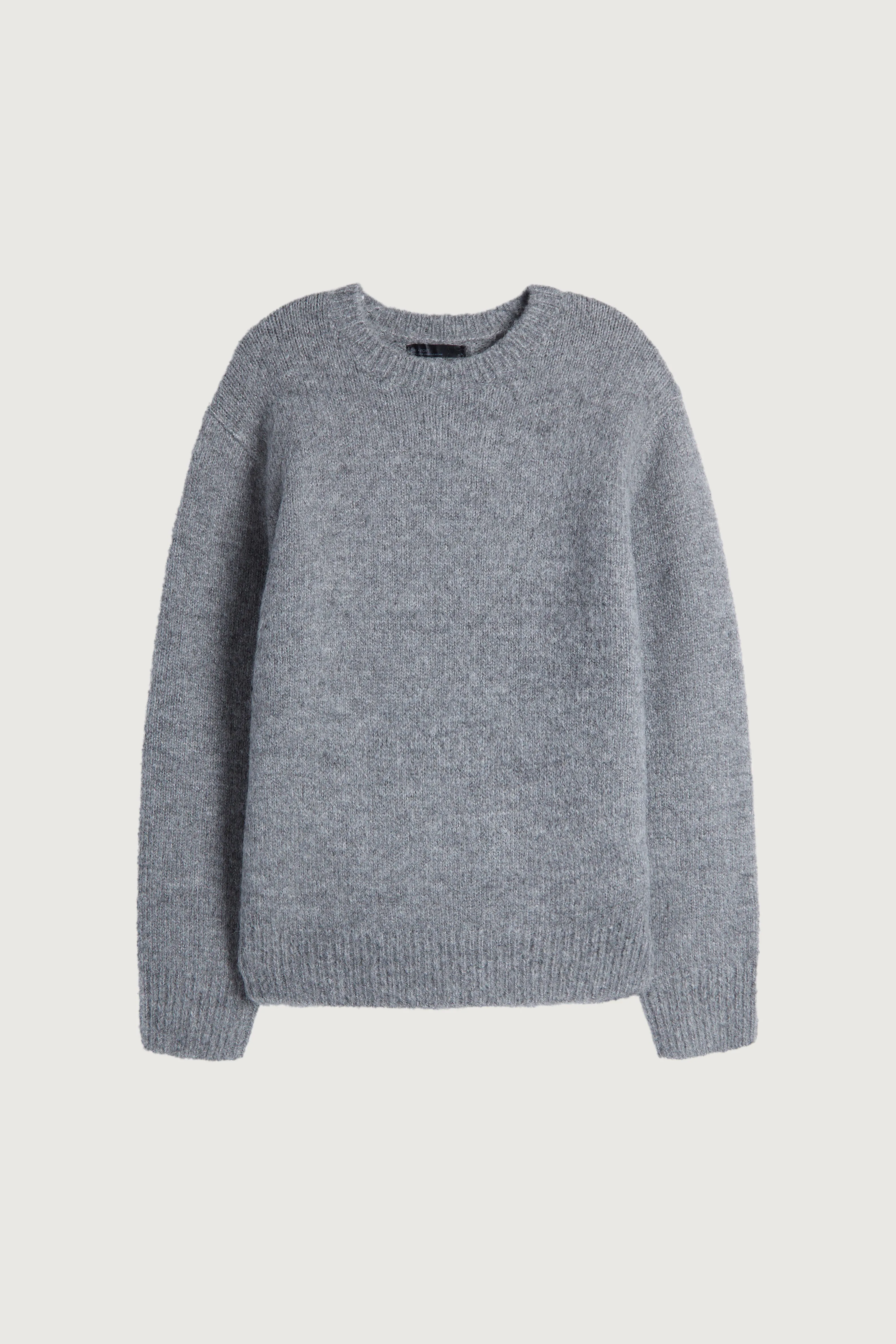 BASIC CREWNECK SWEATER