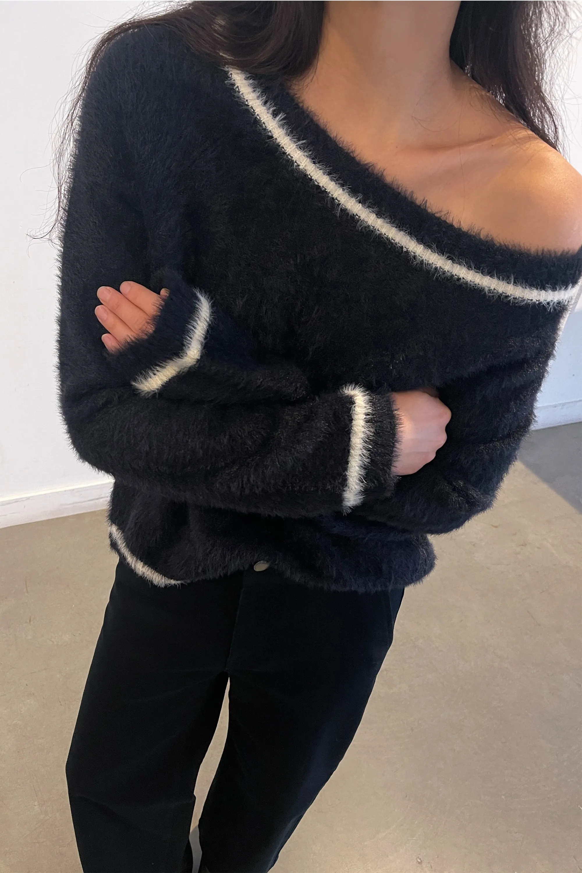 FUZZY CONTRAST DETAIL SWEATER