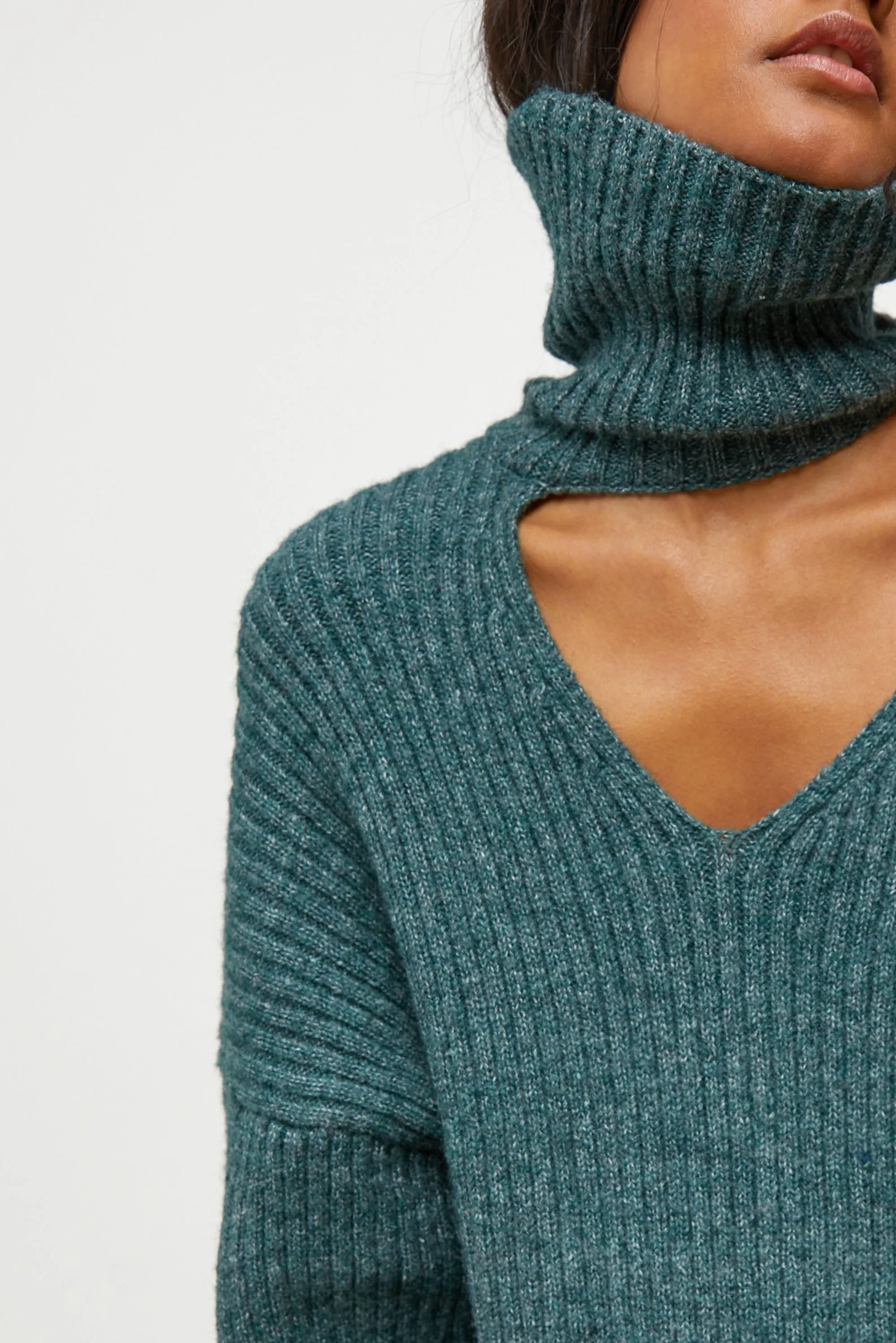 OVERSIZED TURTLENECK SWEATER