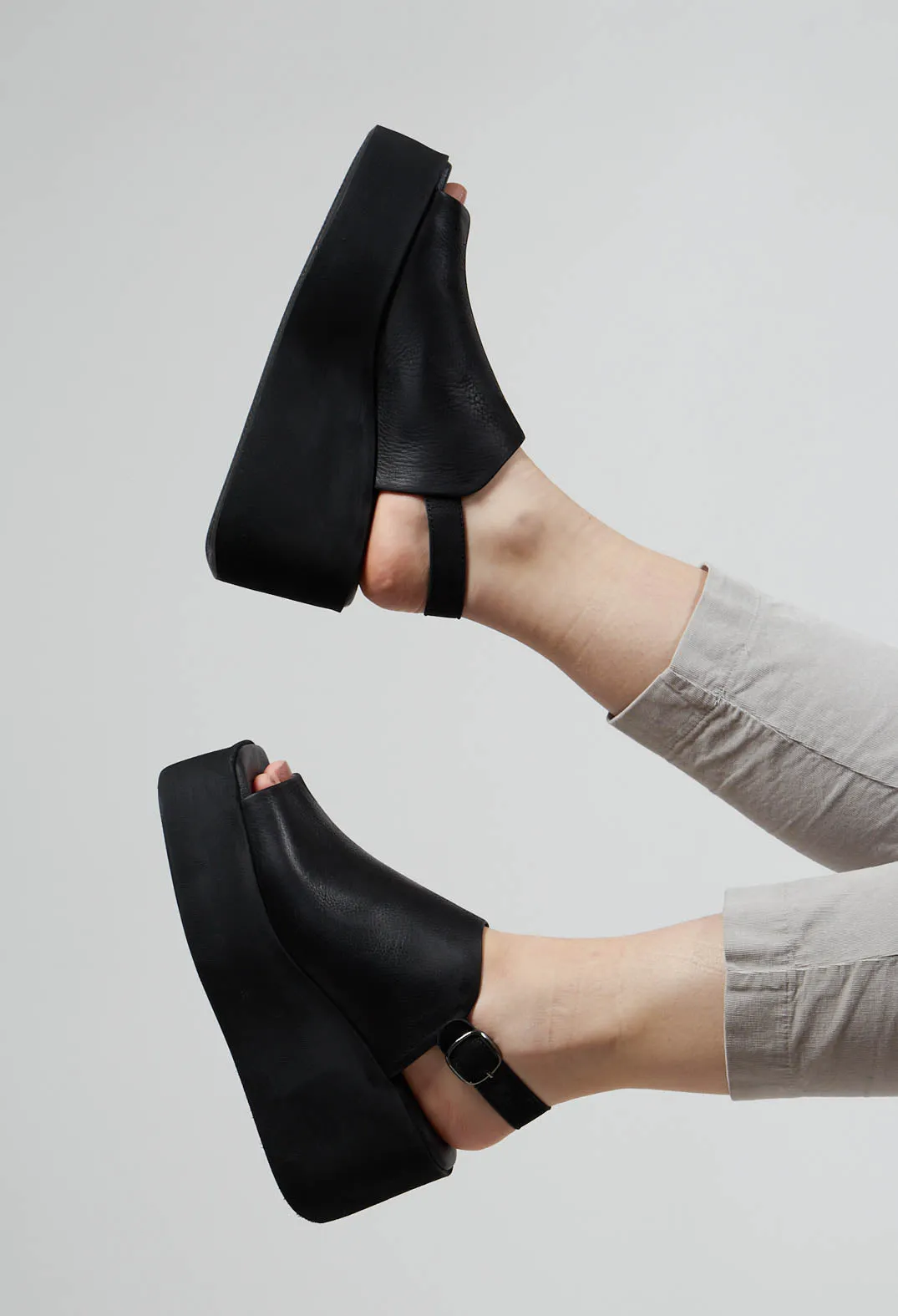 Wedge Sandals in Gasoline Nero